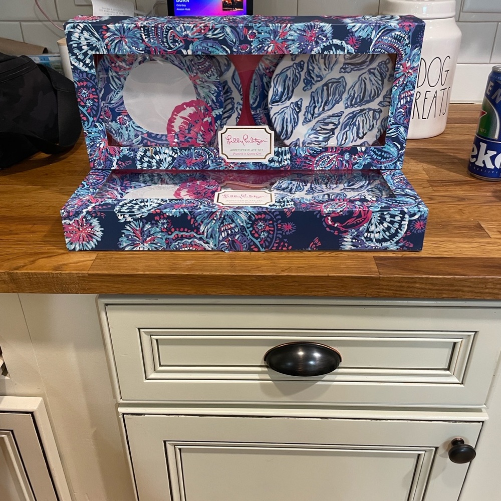 Lilly Pulitzer Blue and Pink Patterned Plate Set
